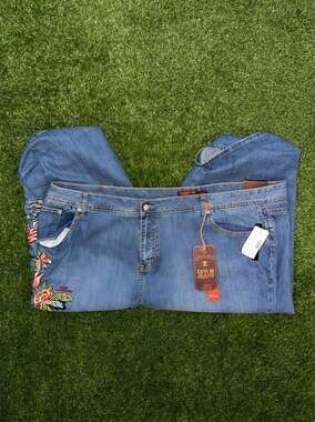 Zana Di Premium Denim Embroidered Floral Capris Size 30W